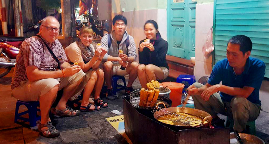 Hanoi Walking Street food tour by night